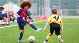الطفل المغربي آدم قروال لاعب أكاديمية برشلونة.. موهبة استثنائية تبهر العالم