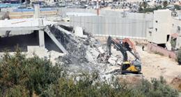 قوات الاحتلال الإسرائيلي تجبر الفلسطينيين على هدم منازلهم في الضفة الغربية  