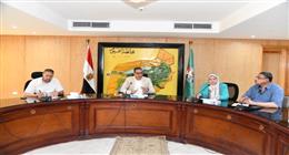 محافظ الفيوم يوجه بتحليل مياه بحيرة قارون قبل إنزال يرقات جمبري وزريعة أسماك