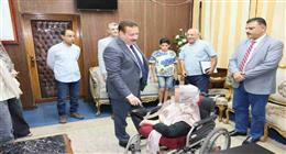 محافظ المنوفية يسلم مساعدات مالية لـ40 حالة إنسانية بقيمة 300 ألف جنيه