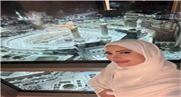 نسرين طافش أمام الكعبة.. وظهورها بالحجاب يثير تفاعلًا واسعًا