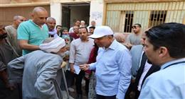 محافظ المنيا يُوجه بتوفير كرسي مٌتحرك لمريض خلال جولته بمستشفى الفكرية المركزي 