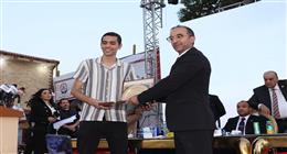 حزب الجبهة الوطنية يكرّم طالب من أوائل الثانوية العامة بمؤتمر الجيزة ضمن مبادرة دعم المتفوقين