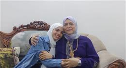 أكبر طالبة ثانوية عامة وابنتها زميلتان في مدرسة واحدة.. الحكاية هتكمل في الجامعة