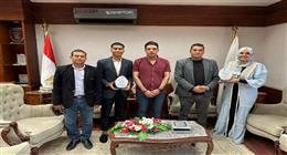 نائب محافظ سوهاج يكرم سيدة وابنها اجتازا الثانوية العامة معا