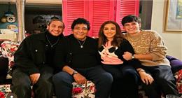 محمد منير يهاتف أنغام في ألمانيا للاطمئنان على صحتها