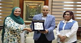 محافظ المنيا يُكرم مديرة الإدارة الصحية بسمالوط تقديرًا لجهودها
