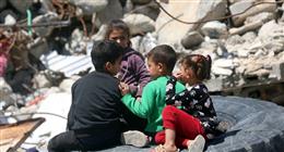الجارديان: مئات الرضع مهددون بالموت في غزة بسبب نقص حليب الأطفال
