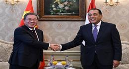 مدبولي يستقبل رئيس مجلس الدولة الصيني في مطار القاهرة الدولي 