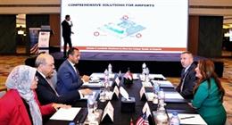 وزير الطيران يبحث تطوير المطارات مع الشركات الأمريكية.. دمج التقنيات الذكية والطاقة المتجددة