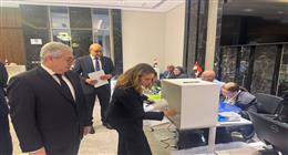 توافد أبناء الجالية المصرية بالكويت على السفارة للتصويت في انتخابات مجلس الشيوخ