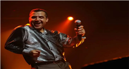 نجم التسعينيات يعود إلى المسرح بعد سنوات غياب.. من هو الشاب مامي؟