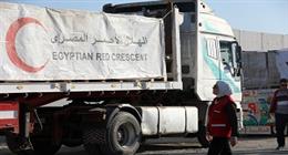 «الهلال الأحمر»: نتابع سير العمل بالمراكز اللوجستية لتجهيز المساعدات الإنسانية لغزة