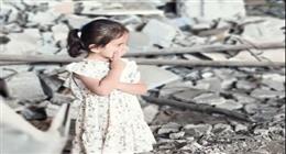 كيف ظهرت شام ابنة الشهيد أنس الشريف في جنازة والدها؟ (فيديو)