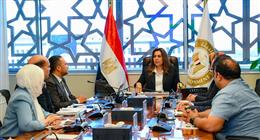 وزيرة التنمية المحلية تناقش آليات تطوير أداء العمل بوزارة البيئة 