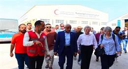 وفد منظمة الحكماء يزور المراكز اللوجستية للهلال الأحمر ومعبر رفح المصري