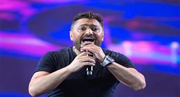 تامر حسني يحيي حفلا جماهيريا برأس الحكمة.. ويطالب بالدعاء لمحمد منير