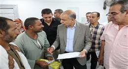 محافظ المنيا يستجيب لمواطن ويوقع عقد تقنين أراضي أملاك دولة عقب استكمال إجراءاته
