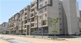 وزير الإسكان يتفقد مشروعات سكنية وخدمية بمدينة العبور الجديدة