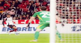 فلامنجو يتصدر بطولة الدوري البرازيلي بفوزه بثلاثية على إنتر ناسيونال