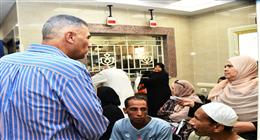 محافظ أسوان يستمع لمطالب وشكاوى المواطنين بمركز صحة أول