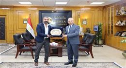 رئيس جامعة المنيا يكرم إسلام الريحاني لفوزه بجائزة الدولة التشجيعية في الفنون 2025