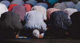 هل يجوز تقدم المصلي على الإمام في الصلاة؟