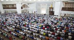 السجن عامين وغرامة 700 دولار للمتخلفين عن صلاة الجمعة في ماليزيا
