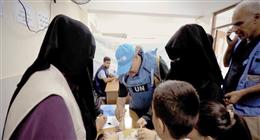 كرَّمته «يونيسف».. «سبعينى» يداوي جراح «أطفال غزة» على خط النار