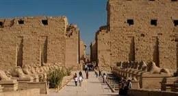 إقبال سياحي على الأقصر بالرغم من حرارة الصيف.. والإسبان في الصدارة