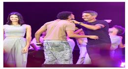 آسر ياسين يحيي جمهور مهرجان العلمين خلال ظهوره في حفل ويجز