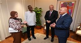 «مثال للعطاء والتفاني».. كامل الوزير يكرم عامل مزلقان السادات ببني سويف