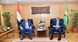 محافظ الفيوم ورئيس تعليم الكبار يكرمان كفيفة التحقت بالجامعة من محو الأمية