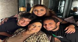 بين أم تبكي ومطربة تشكر.. حكاية عمر وعبد الرحمن سبب بكاء أنغام