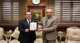 محافظ المنيا يكرّم مدير الطب البيطري السابق تقديرًا لجهوده