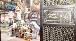 مقهى «الفيشاوي».. هنا كتب نجيب محفوظ ثلاثيته بين ضوضاء الحارة وطيبة أهلها