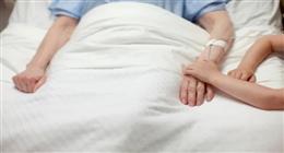 3 علامات تظهر على المريض في آخر 24 ساعة من حياته.. ممرضة تعرض تجربتها