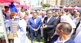 وزير التموين ومحافظ مطروح يفتتحان سوق اليوم الواحد ومعرض أهلاً مدارس
