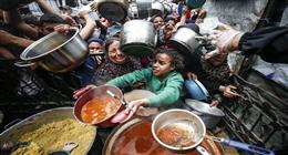 استشهاد العشرات بقصف النازحين واستهداف منتظري المساعدات في غزة  
