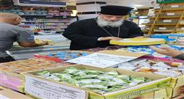 أفراح تجمع المصريين.. كاهن يوزع حلوى المولد النبوي على المسلمين بالغردقة