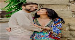بأغنيته من ألبوم عمرو دياب.. أمير طعيمة يحتفل بعيد ميلاد زوجته (صور)