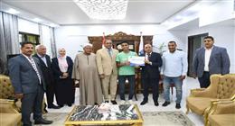 محافظ قنا يسلّم عقود عمل لأوائل خريجي مدرسة مياه الشرب والصرف الصحي