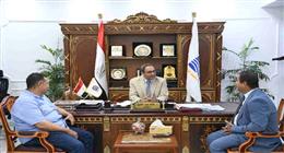 محافظ قنا يبحث مع البنك الزراعي سبل دعم المزارعين