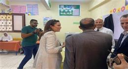 نائب محافظ الجيزة تتابع سير انتخابات مجلس الشيوخ من لجنة مدرسة أم الأبطال