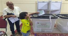 في آخر ساعات التصويت.. مواطنون يصطحبون أبناءهم الصغار لمقار انتخابات «الشيوخ»