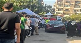 شباب يحمل الأعلام ويُصوت لمستقبل مصر في لجان انتخابات «الشيوخ» بالمعادي