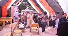 عناصر شبابية في محيط لجان العمرانية لمساعدة كبار السن على التصويت بـ«الشيوخ»  