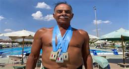 السباحة لا تعترف بالشيخوخة.. «محمد» يستعد لبطولة الجمهورية في عمر الـ75