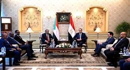 رئيس الوزراء يستقبل نظيره السوداني في مطار القاهرة الدولي