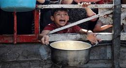 أكياس «بلامبي» الغذائية الصغيرة.. أمل سكان قطاع غزة للهرب من المجاعة والموت